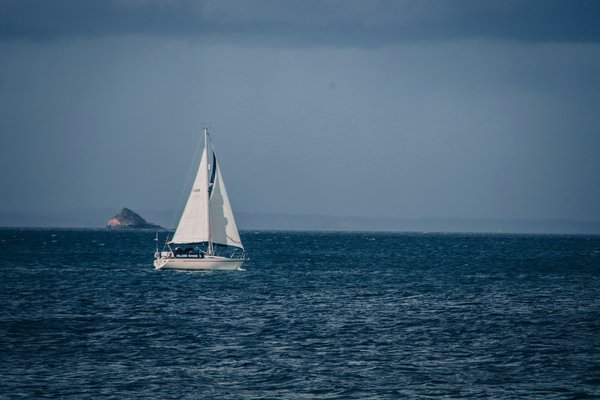 Quels sont les meilleurs itinéraires pour une croisière en voilier autour des îles grecques?